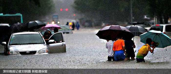 深圳暴雨中的道路